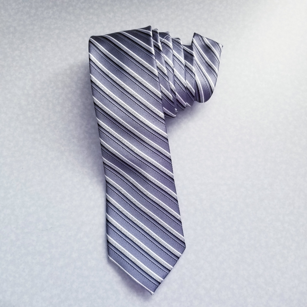 Standard tie- Pinstripes on Silver